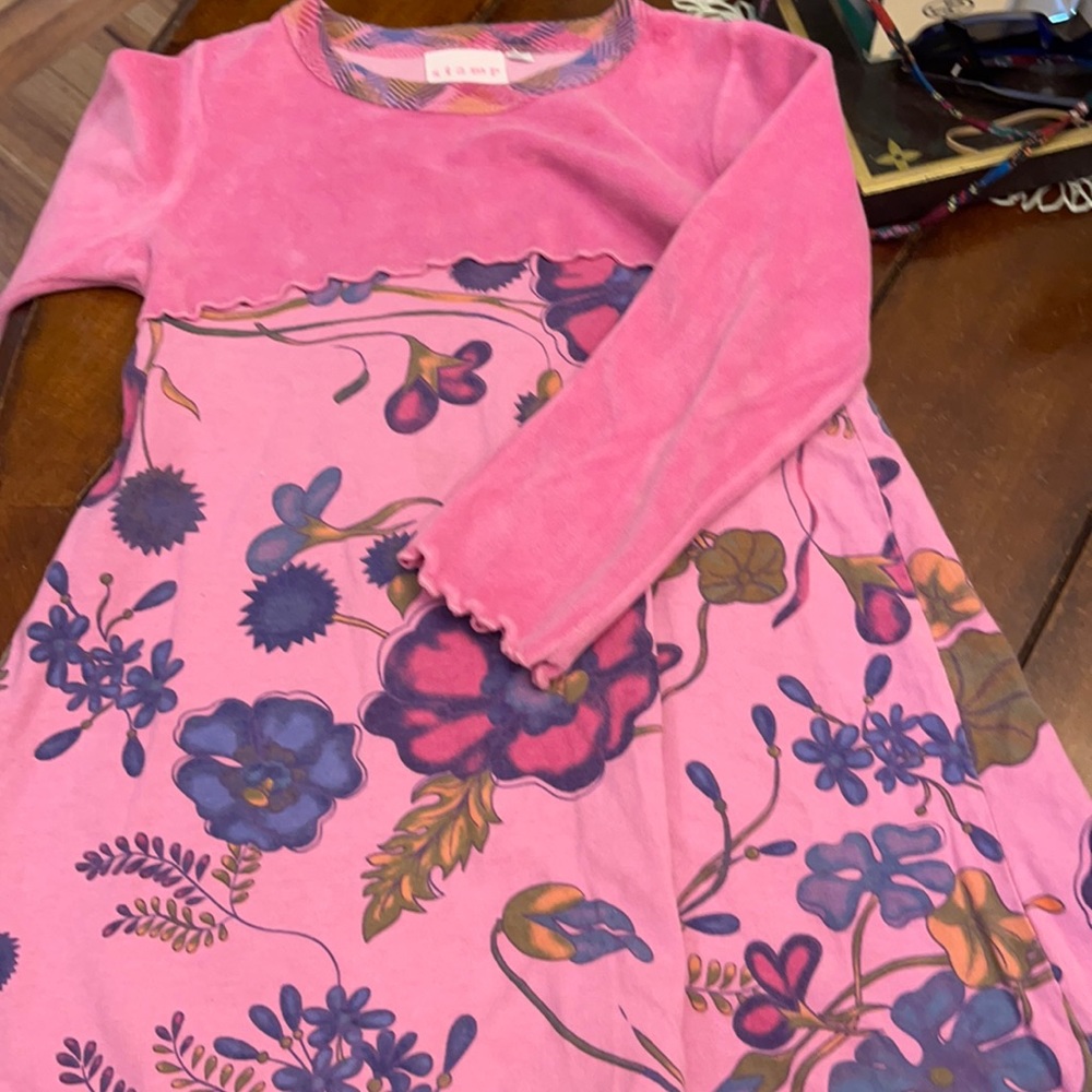 Girls dress.  Who doesn’t want to sees pretty ?